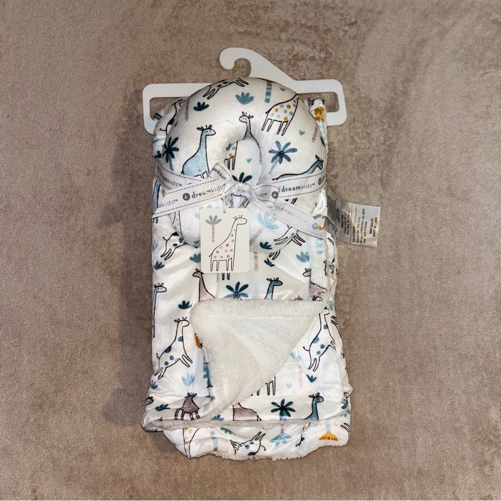 Adorable Giraffe Print Cozy Sherpa Baby Blanket w/ Matching Headrest Pillow Blue